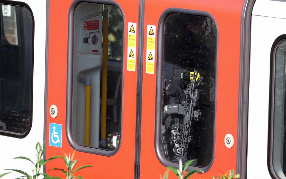 Agentes das forças de segurança dentro do metrô de Londres 15/09/2017 REUTERS/Hannah McKay (Foto: Leonardo Attuch) Agentes das forças de segurança dentro do metrô de Londres 15/09/2017 REUTERS/Hannah McKay