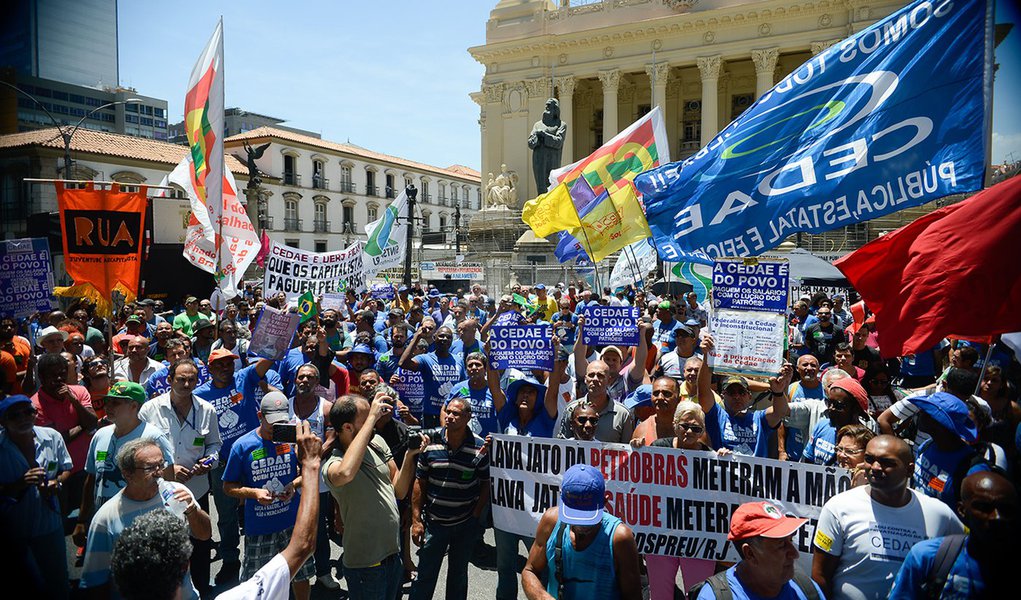 Rio de Janeiro - Manifestação de funcionários da Cedae termina em confronto com a Polícia Militar no centro da capital fluminense (Tomaz Silva/Agência Brasil) (Foto: Charles Nisz) Rio de Janeiro - Manifestação de funcionários da Cedae termina em confronto com a Polícia Militar no centro da capital fluminense (Tomaz Silva/Agência Brasil)