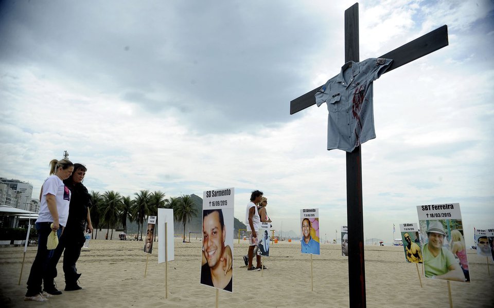 Rio de Janeiro - A ONG Rio da Paz faz ato público em memória dos PMs mortos em 2015. Fotos de todos os policiais que sofreram morte violenta foram espalhadas na areia de Copacabana (Tânia Rêgo/Agência Brasil) (Foto: Leonardo Lucena) Rio de Janeiro - A ONG Rio da Paz faz ato público em memória dos PMs mortos em 2015. Fotos de todos os policiais que sofreram morte violenta foram espalhadas na areia de Copacabana (Tânia Rêgo/Agência Brasil)