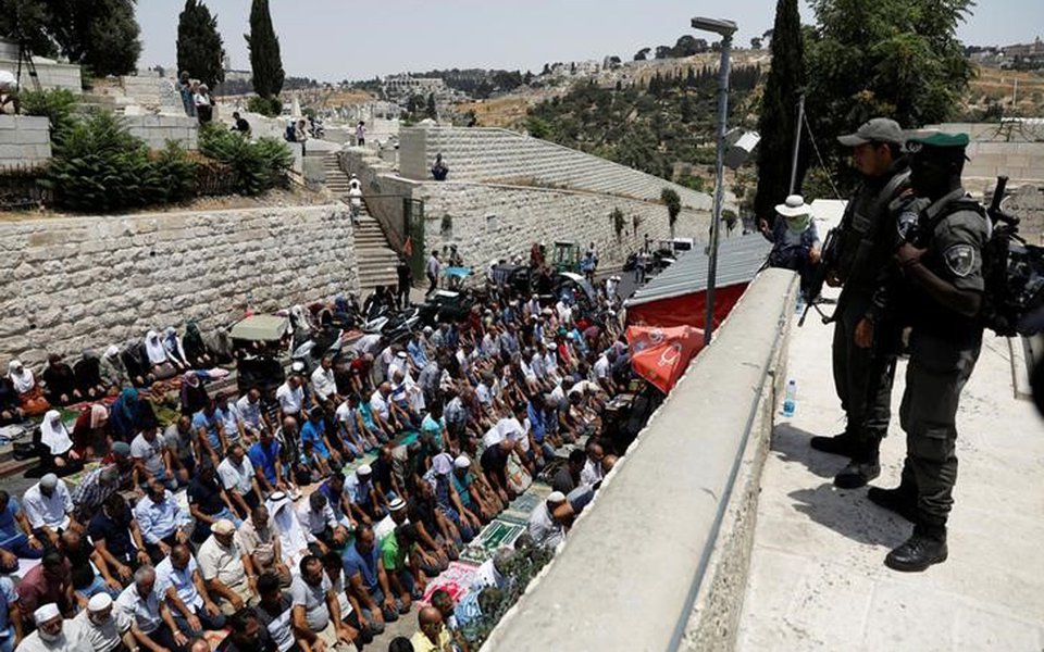 Palestinos rezam na entrada da Cidade Velha de Jerusalém, em protesto contra a instalação de medidas de segurança no complexo da mesquita al-Aqsa 20/07/2017 REUTERS/Ronen Zvulun (Foto: Paulo Emílio) Palestinos rezam na entrada da Cidade Velha de Jerusalém, em protesto contra a instalação de medidas de segurança no complexo da mesquita al-Aqsa 20/07/2017 REUTERS/Ronen Zvulun