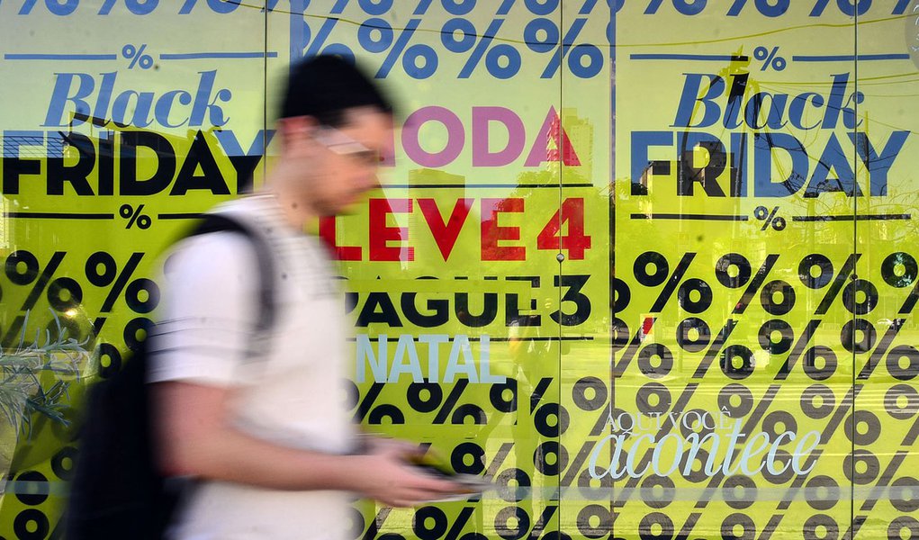 São Paulo - Movimento no comércio da rua Teodoro Sampaio, em Pinheiros, durante o Black Friday (Rovena Rosa/Agência Brasil) (Foto: Charles Nisz) São Paulo - Movimento no comércio da rua Teodoro Sampaio, em Pinheiros, durante o Black Friday (Rovena Rosa/Agência Brasil)