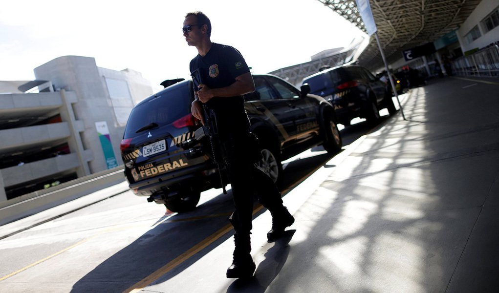 Agente da Polícia Federal visto durante operação no Rio de Janeiro. 30/01/2017 REUTERS/Ueslei Marcelino (Foto: Paulo Emílio) Agente da Polícia Federal visto durante operação no Rio de Janeiro. 30/01/2017 REUTERS/Ueslei Marcelino
