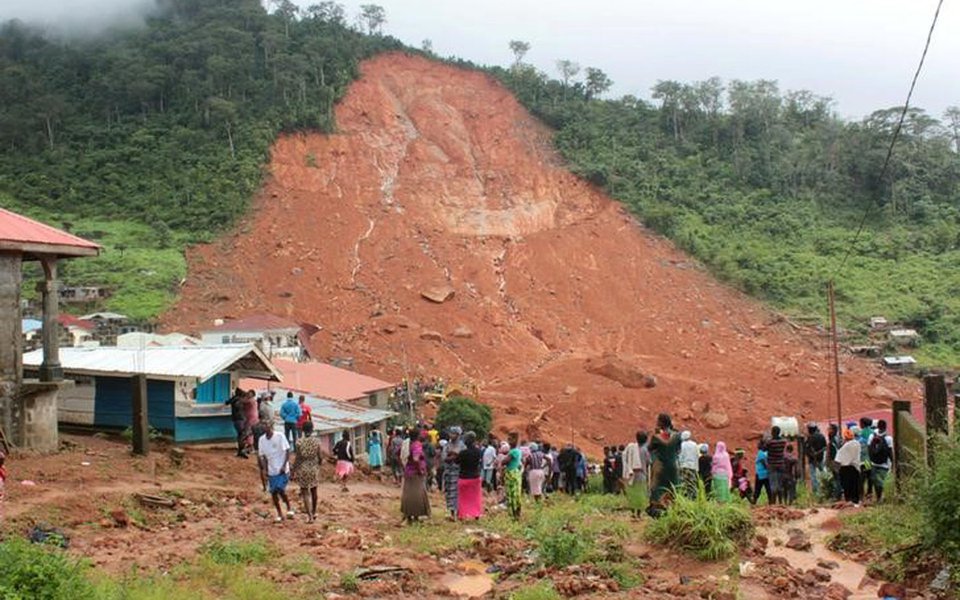 Pessoas inspecionam danos após deslizamento de lama na cidade de Regent, em Serra Leoa 14/08/2017 REUTERS/ Ernest Henry (Foto: Paulo Emílio) Pessoas inspecionam danos após deslizamento de lama na cidade de Regent, em Serra Leoa 14/08/2017 REUTERS/ Ernest Henry