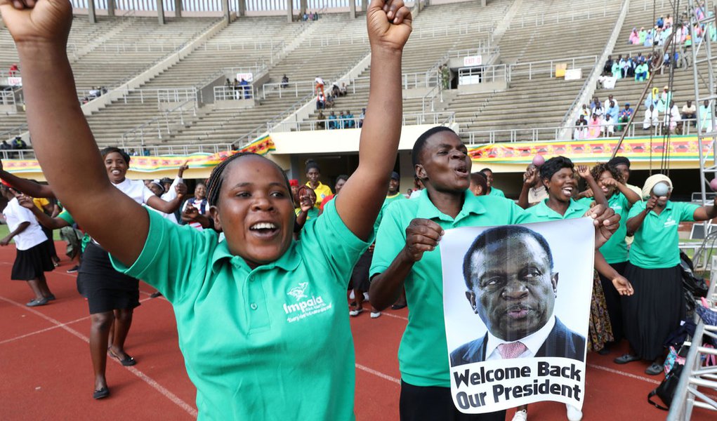 Comemoração em estádio de Harare durante posse de Emmerson Mnangagwa como presidente do Zimbábue 24/11/2017 REUTERS/Mike Hutchings (Foto: Gisele Federicce) Comemoração em estádio de Harare durante posse de Emmerson Mnangagwa como presidente do Zimbábue 24/11/2017 REUTERS/Mike Hutchings