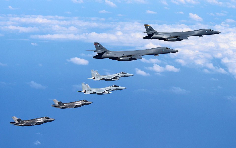 Bombardeiros supersônicos B-1B e caças furtivos F-35B da força aérea dos Estados Unidos acompanhados por aeronaves militares do Japão 31/08/2017 Ministério de Defesa do Japão/Divulgação via REUTERS (Foto: Paulo Emílio) Bombardeiros supersônicos B-1B e caças furtivos F-35B da força aérea dos Estados Unidos acompanhados por aeronaves militares do Japão 31/08/2017 Ministério de Defesa do Japão/Divulgação via REUTERS