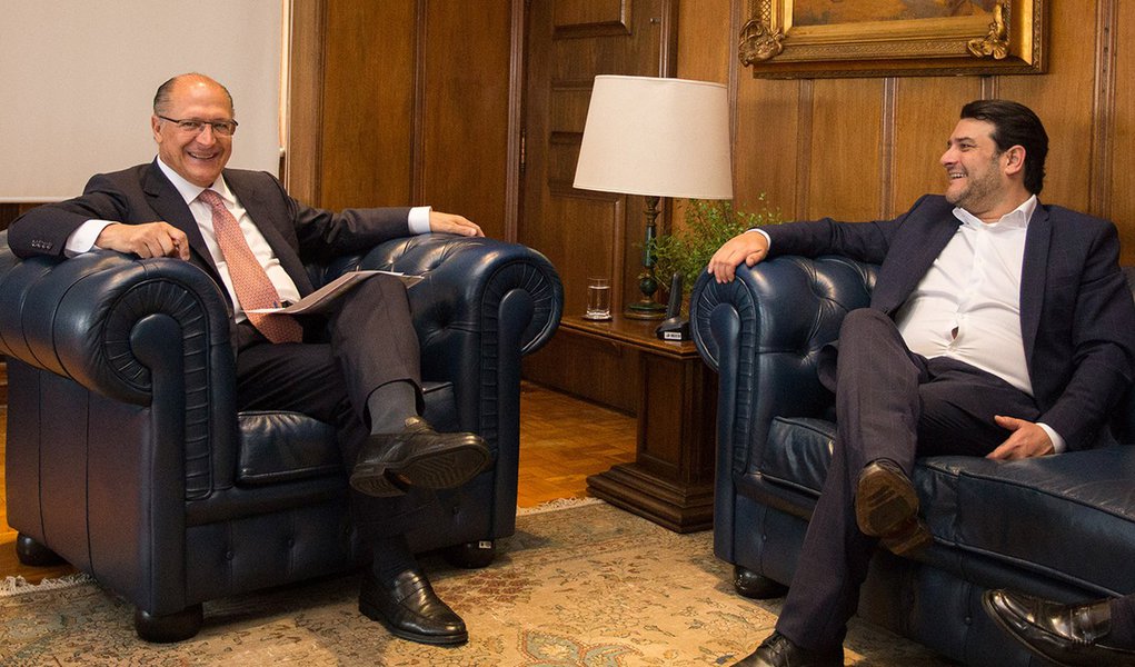 O Governador de São Paulo, Geraldo Alckmin, juntamente com os Secretários: Samuel Moreira (Casa Civil), Luiz Souto Madureira (Adjunto da Justiça e da Defesa e Cidadania), Leonardo de Moraes Barros (Foto: Charles Nisz) O Governador de São Paulo, Geraldo Alckmin, juntamente com os Secretários: Samuel Moreira (Casa Civil), Luiz Souto Madureira (Adjunto da Justiça e da Defesa e Cidadania), Leonardo de Moraes Barros