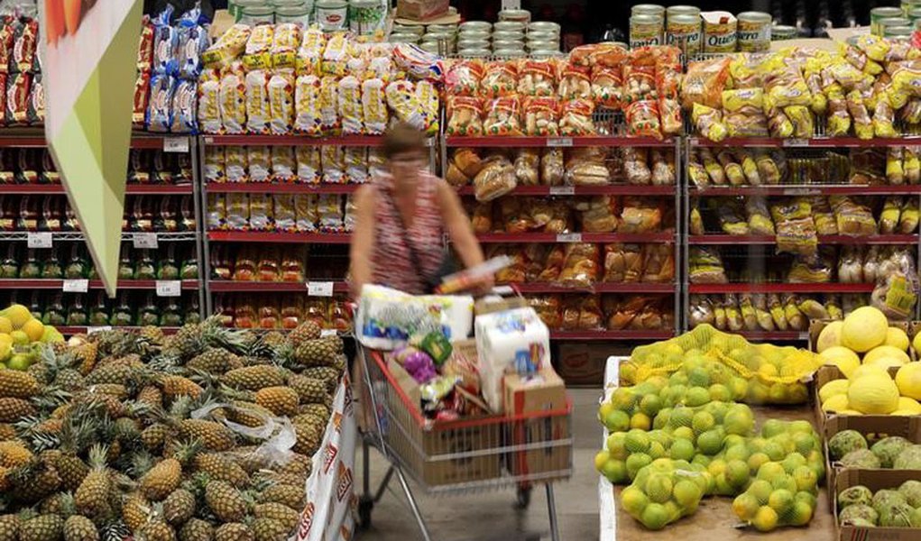 Consumidora faz compras em mercado em São Paulo 11/01/2017 REUTERS/Paulo Whitaker (Foto: Paulo Emílio) Consumidora faz compras em mercado em São Paulo 11/01/2017 REUTERS/Paulo Whitaker