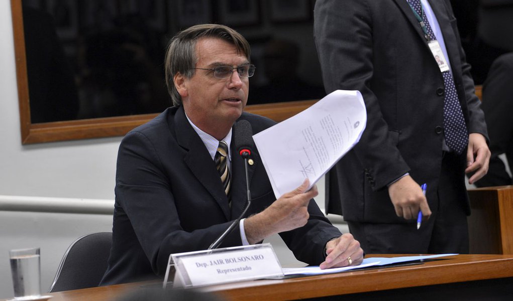 O deputado Jair Bolsonaro durante sessão do Conselho de Ética da Câmara dos Deputados que instaurou nesta terça-feira (16) processo por quebra de decoro contra o deputado (Wilson Dias/Agência Brasil) (Foto: Aquiles Lins) O deputado Jair Bolsonaro durante sessão do Conselho de Ética da Câmara dos Deputados que instaurou nesta terça-feira (16) processo por quebra de decoro contra o deputado (Wilson Dias/Agência Brasil)