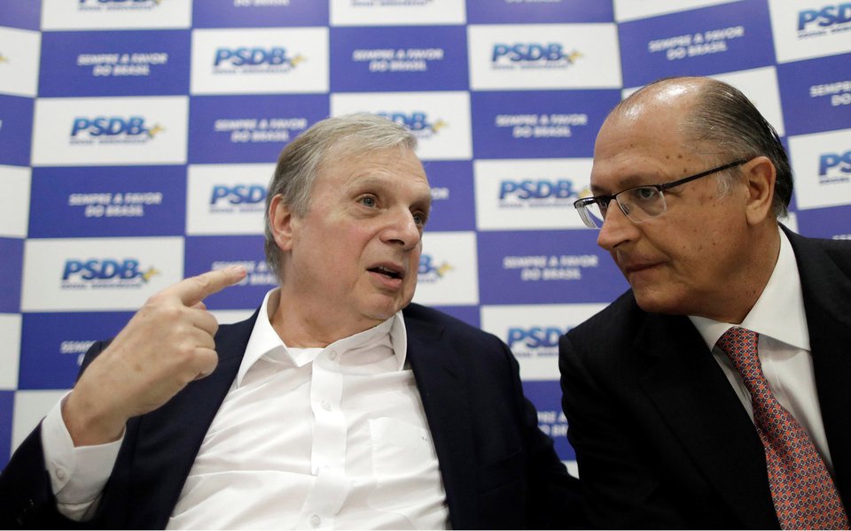 Senator Tasso Jereissati (L) speaks with Governor of Sao Paulo, Geraldo Alckmin during a meeting of the Brazilian Social Democracy Party (PSDB) in Brasilia, Brazil June 12, 2017. REUTERS/Ueslei Marcelino - RTS16S7K (Foto: Paulo Emílio) Senator Tasso Jereissati (L) speaks with Governor of Sao Paulo, Geraldo Alckmin during a meeting of the Brazilian Social Democracy Party (PSDB) in Brasilia, Brazil June 12, 2017. REUTERS/Ueslei Marcelino - RTS16S7K