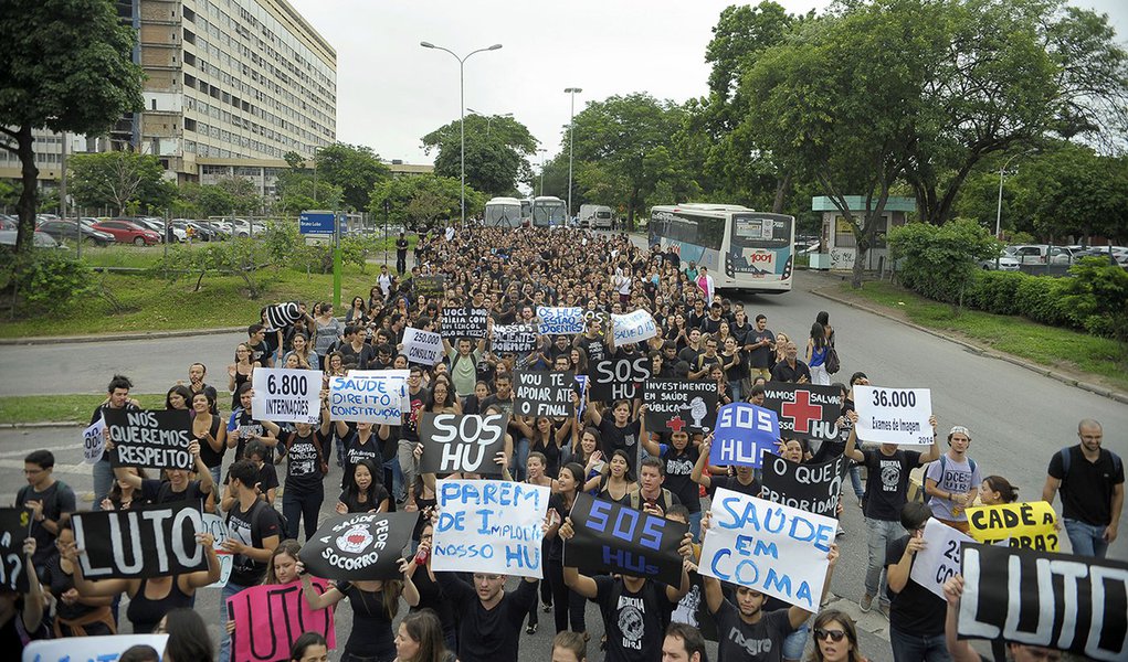 Rio de Janeiro - Protesto em frente ao Hospital Universitário Clementino Fraga Filho, que suspendeu as cirurgias e internações eletivas devido ao atraso de repasses orçamentários e financeiros (Tânia Rêgo/Agência Brasil) (Foto: Charles Nisz) Rio de Janeiro - Protesto em frente ao Hospital Universitário Clementino Fraga Filho, que suspendeu as cirurgias e internações eletivas devido ao atraso de repasses orçamentários e financeiros (Tânia Rêgo/Agência Brasil)
