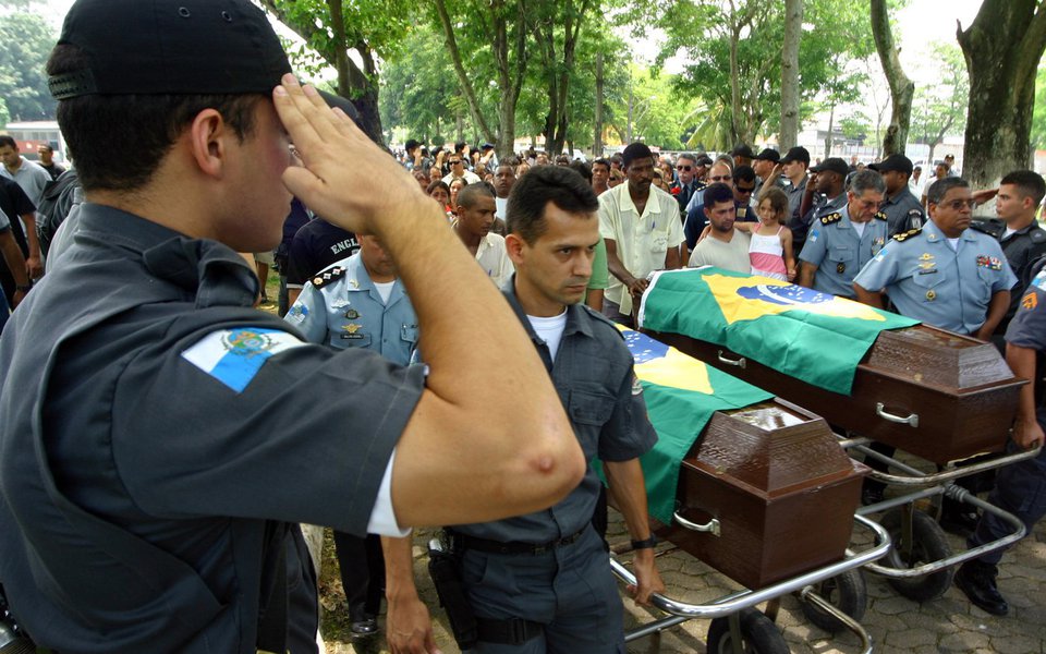 enterro no cemit�rio jardim da saudade de sargernto marco aur�lio e cabo leonardo peterson mortos no andara� (Foto: Leonardo Lucena) enterro no cemit�rio jardim da saudade de sargernto marco aur�lio e cabo leonardo peterson mortos no andara�