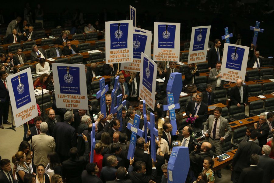 REFORMA1 BSB DF 26 04 2017 NACIONAL REFORMA TRABALHISTA/PROTESTO Parlamentares de oposicao fazem protesto com cartazes durante leitura do projeto de reforma trabalhista, do deputado Rogerio Marinho, na Camara dos Deputados FOTO ANDRE DUSEK/ESTADAO (Foto: José Guimarães) REFORMA1 BSB DF 26 04 2017 NACIONAL REFORMA TRABALHISTA/PROTESTO Parlamentares de oposicao fazem protesto com cartazes durante leitura do projeto de reforma trabalhista, do deputado Rogerio Marinho, na Camara dos Deputados FOTO ANDRE DUSEK/ESTADAO