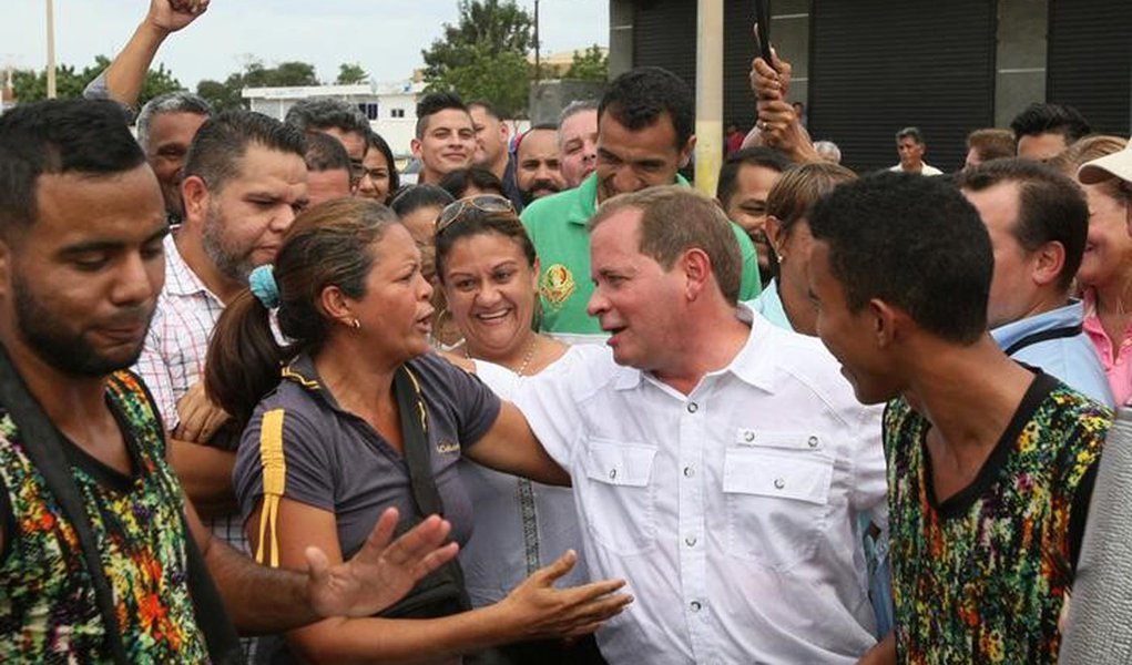 Juan Pablo Guanipa cumprimenta eleitores após votação em Maracaibo 15/10/2017 REUTERS/Isaac Urrutia (Foto: Charles Nisz) Juan Pablo Guanipa cumprimenta eleitores após votação em Maracaibo 15/10/2017 REUTERS/Isaac Urrutia