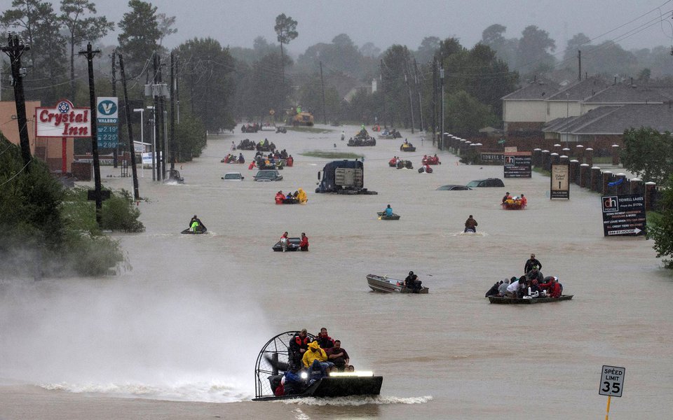 Moradores usam barcos em uma rodovia alagada pela tempestade tropical Harvey em Houston, no Texas REUTERS/Adrees Latif (Foto: Paulo Emílio) Moradores usam barcos em uma rodovia alagada pela tempestade tropical Harvey em Houston, no Texas REUTERS/Adrees Latif