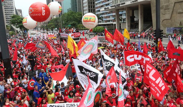 03/10/2015 - São Paulo - SP - Manifestantes da CUT realizaram um protesto “em defesa da Petrobras e da democracia” na manhã deste sábado (3) na Avenida Paulista. Foto: Roberto Parizotti/ CUT (Foto: Vicentinho) 03/10/2015 - São Paulo - SP - Manifestantes da CUT realizaram um protesto “em defesa da Petrobras e da democracia” na manhã deste sábado (3) na Avenida Paulista. Foto: Roberto Parizotti/ CUT