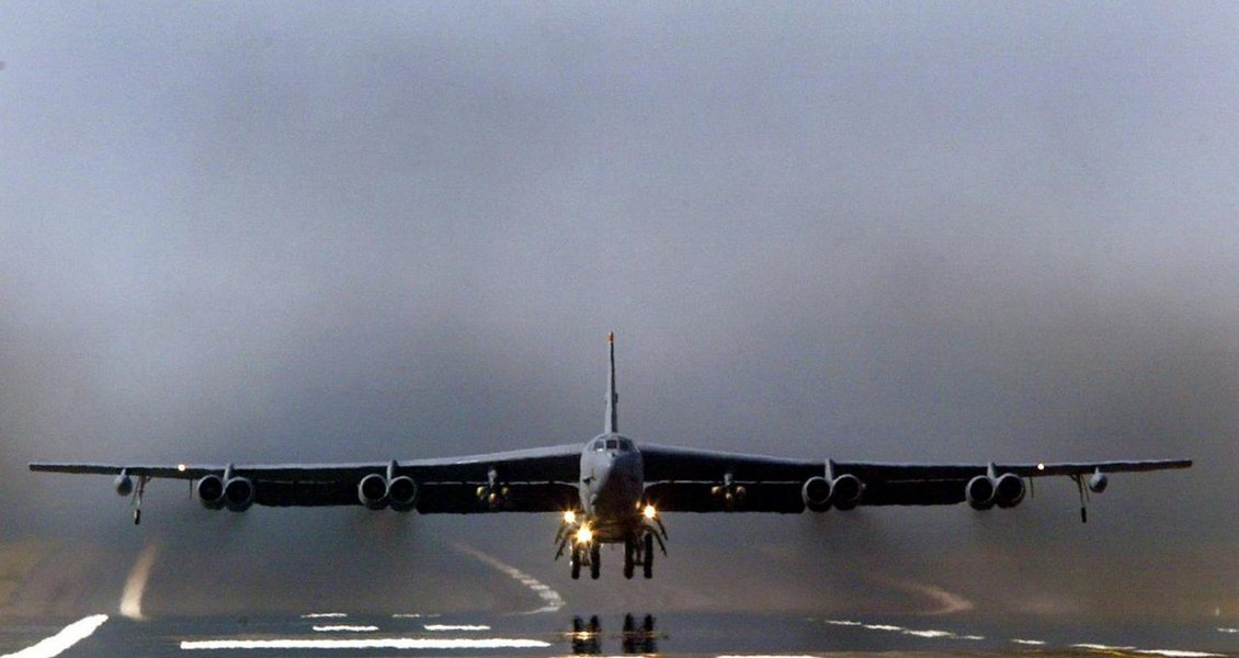 A U.S. Air Force B-52 bomber takes off from RAF Fairford in Gloucestershire, England, in this file photo taken March 23, 2003. REUTERS/DarrenStaples/Files (Foto: Giuliana Miranda) A U.S. Air Force B-52 bomber takes off from RAF Fairford in Gloucestershire, England, in this file photo taken March 23, 2003. REUTERS/DarrenStaples/Files