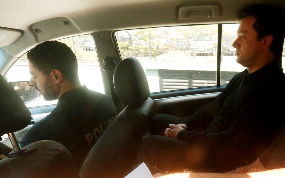 Presidente da JBS, Wesley Batista, em carro da PF em São Paulo 13/09/2017 REUTERS/Leonardo Benassatto (Foto: Leonardo Attuch) Presidente da JBS, Wesley Batista, em carro da PF em São Paulo 13/09/2017 REUTERS/Leonardo Benassatto