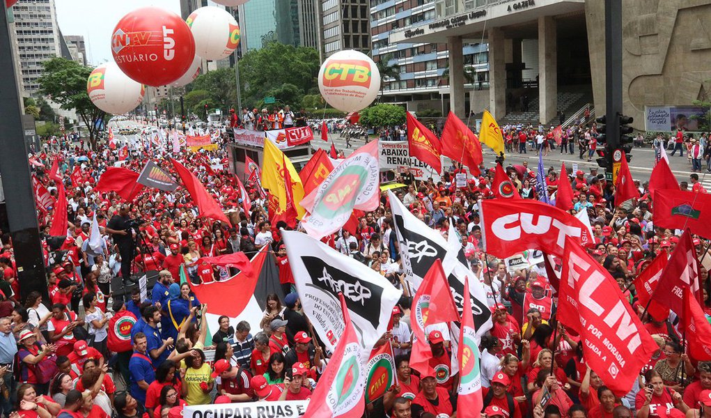 03/10/2015 - São Paulo - SP - Manifestantes da CUT realizaram um protesto “em defesa da Petrobras e da democracia” na manhã deste sábado (3) na Avenida Paulista. Foto: Roberto Parizotti/ CUT (Foto: Paulo Emílio) 03/10/2015 - São Paulo - SP - Manifestantes da CUT realizaram um protesto “em defesa da Petrobras e da democracia” na manhã deste sábado (3) na Avenida Paulista. Foto: Roberto Parizotti/ CUT