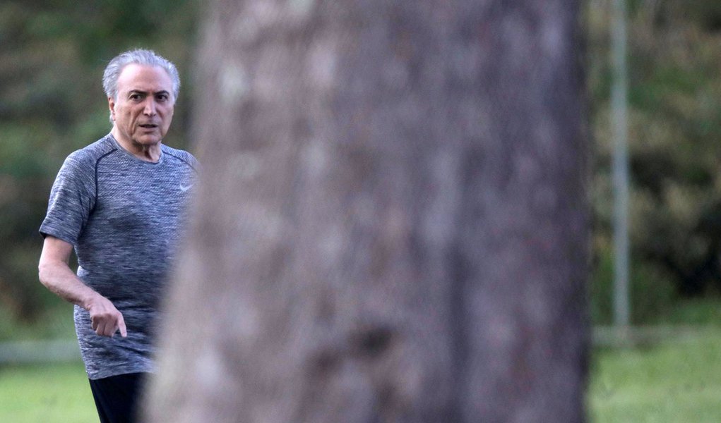 Presidente Michel Temer durante caminhada no Palácio do Jaburu, em Brasília 04/01/2018 REUTERS/Ueslei Marcelino (Foto: Aquiles Lins) Presidente Michel Temer durante caminhada no Palácio do Jaburu, em Brasília 04/01/2018 REUTERS/Ueslei Marcelino