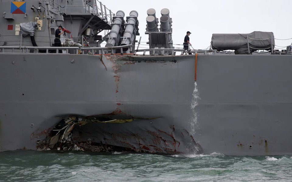 The U.S. Navy guided-missile destroyer USS John S. McCain is seen after a collision, in Singapore waters August 21, 2017. REUTERS/Ahmad Masood (Foto: Paulo Emílio) The U.S. Navy guided-missile destroyer USS John S. McCain is seen after a collision, in Singapore waters August 21, 2017. REUTERS/Ahmad Masood