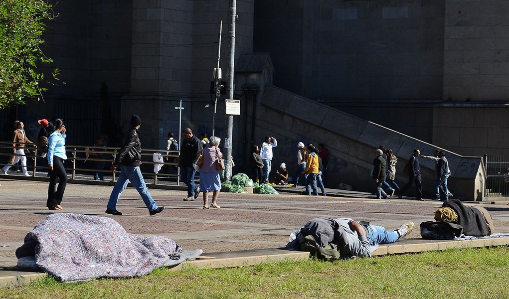 São Paulo - Pessoas em situação de rua na Praça da Sé, região central.(Rovena Rosa/Agência Brasil) (Foto: Charles Nisz) São Paulo - Pessoas em situação de rua na Praça da Sé, região central.(Rovena Rosa/Agência Brasil)
