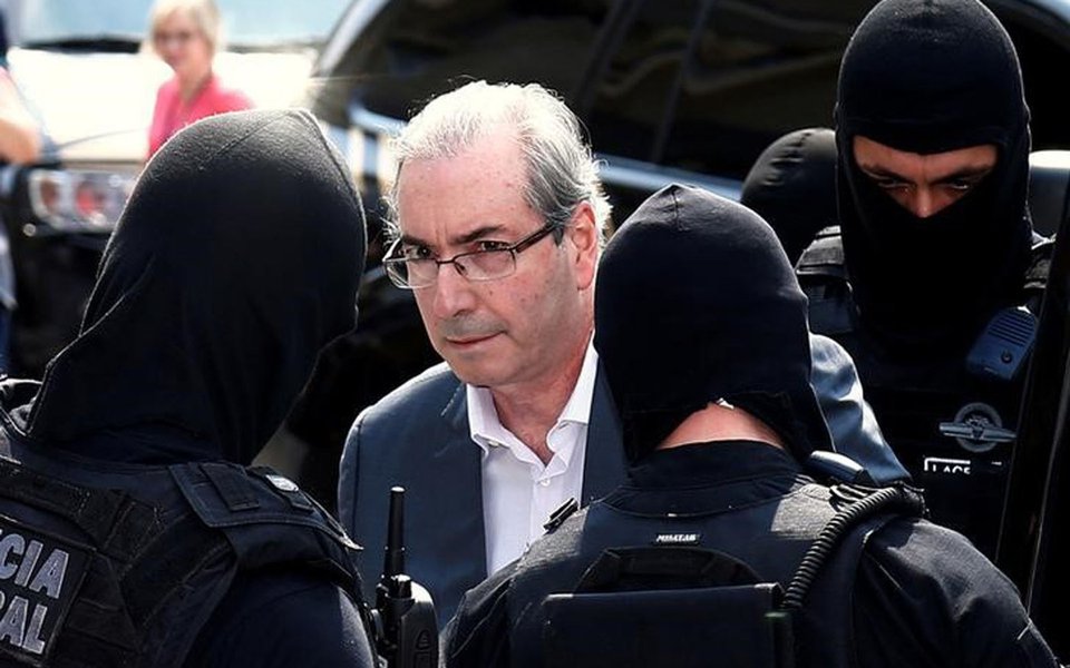 Ex-presidente da Câmara dos Deputados Eduardo Cunha é escoltado por policiais federais em Curitiba 20/10/2016 REUTERS/Rodolfo Buhrer (Foto: Charles Nisz) Ex-presidente da Câmara dos Deputados Eduardo Cunha é escoltado por policiais federais em Curitiba 20/10/2016 REUTERS/Rodolfo Buhrer