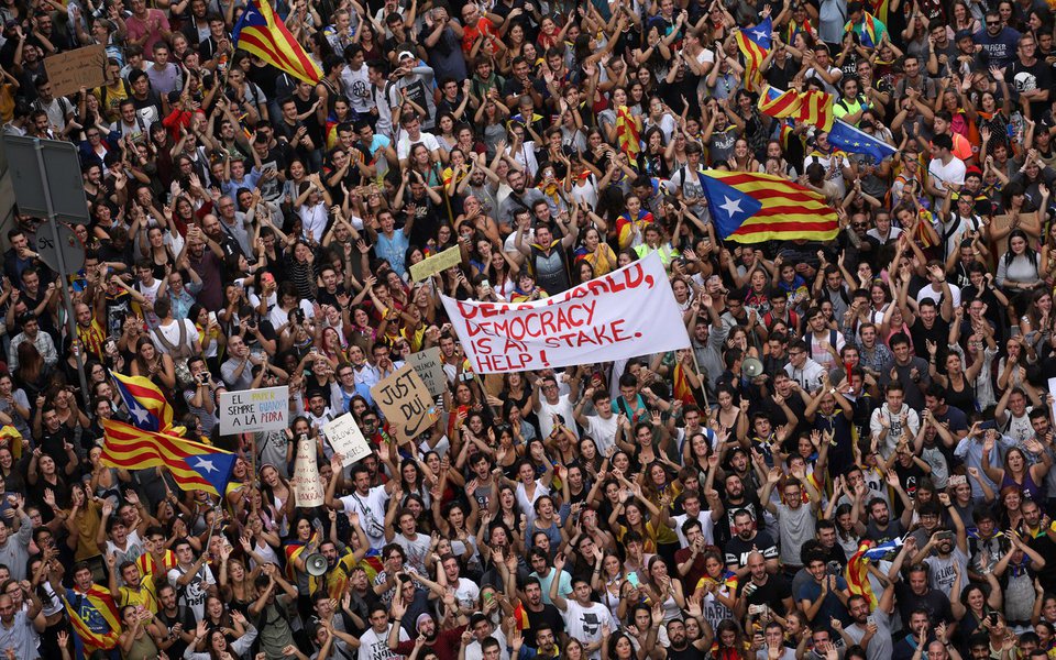 Manifestantes gritam durante protesto do lado de fora da principal delegacia da Polícia Nacional, em Barcelona, Espanha 03/10/2017 REUTERS/Susana Vera (Foto: Gisele Federicce) Manifestantes gritam durante protesto do lado de fora da principal delegacia da Polícia Nacional, em Barcelona, Espanha 03/10/2017 REUTERS/Susana Vera