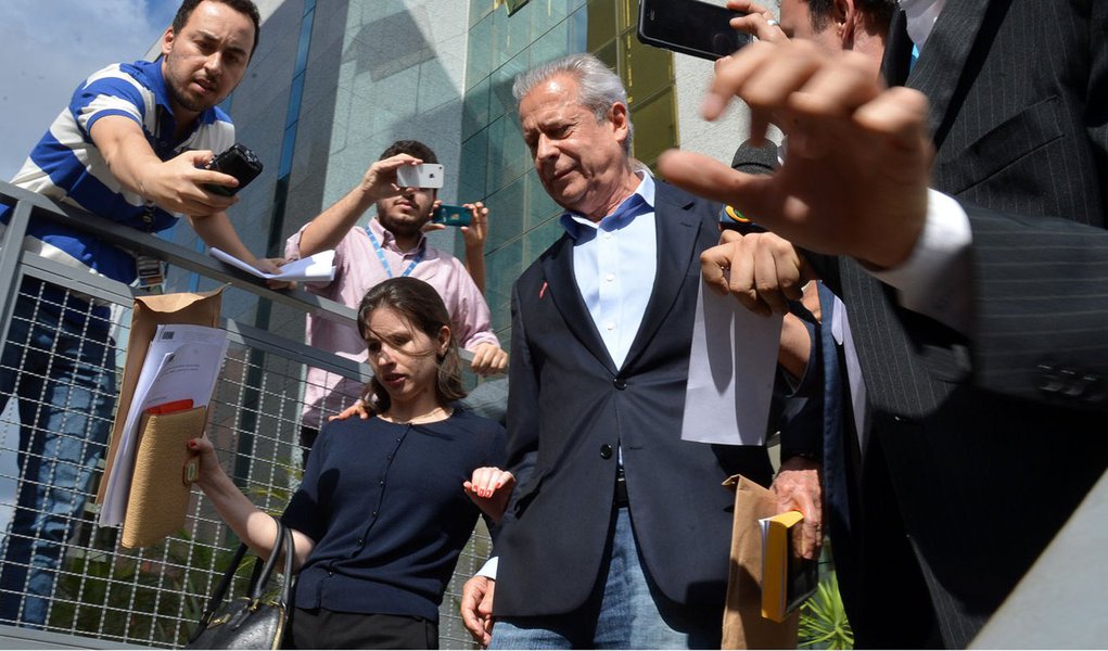 O ex-ministro da Casa Civil José Dirceu após assinar na Vara de Execuções Penais do Distrito Federal o termo que autoriza a cumprir prisão no regime aberto (Fabio Rodrigues Pozzebom/Agência Brasil) (Foto: Dimas Roque) O ex-ministro da Casa Civil José Dirceu após assinar na Vara de Execuções Penais do Distrito Federal o termo que autoriza a cumprir prisão no regime aberto (Fabio Rodrigues Pozzebom/Agência Brasil)