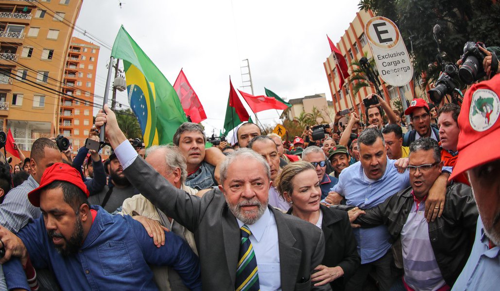 10/05/2017- Curitiba- PR, Brasil- O ex-presidente Lula é recebido por movimentos sociais ao chegar no prédio da Justiça Federal em Curitiba. Foto: Ricardo Stuckert (Foto: Aquiles Lins) www.brasil247.com - 10/05/2017- Curitiba- PR, Brasil- O ex-presidente Lula é recebido por movimentos sociais ao chegar no prédio da Justiça Federal em Curitiba. Foto: Ricardo Stuckert