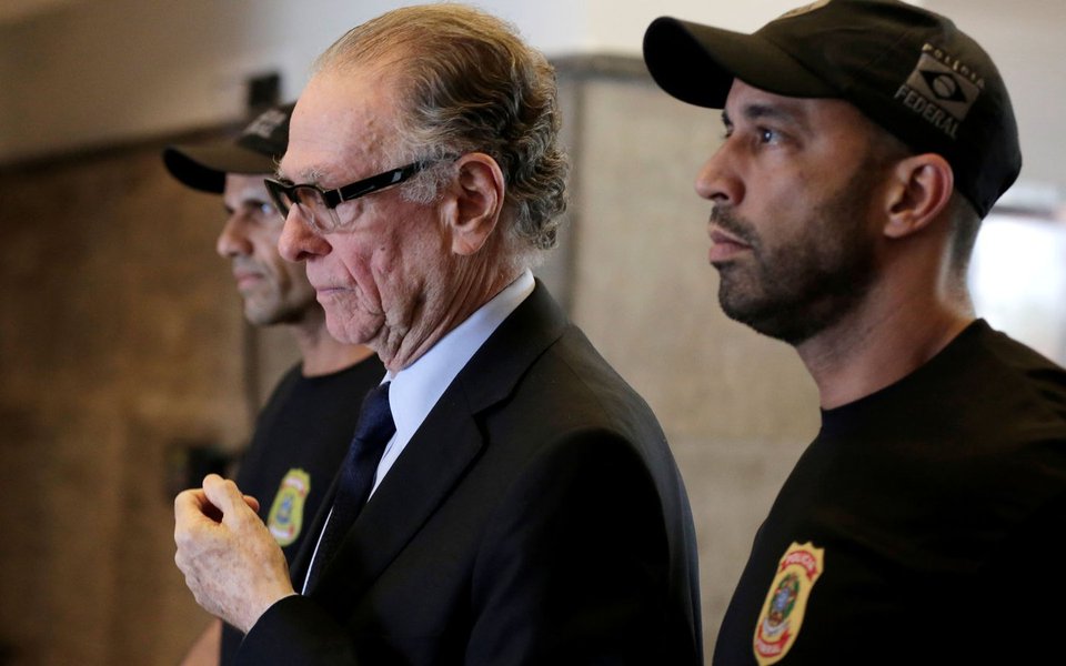 Nuzman é levado para a prisão no Rio de Janeiro 5/10/2017 REUTERS/Bruno Kelly (Foto: Leonardo Lucena) Nuzman é levado para a prisão no Rio de Janeiro 5/10/2017 REUTERS/Bruno Kelly