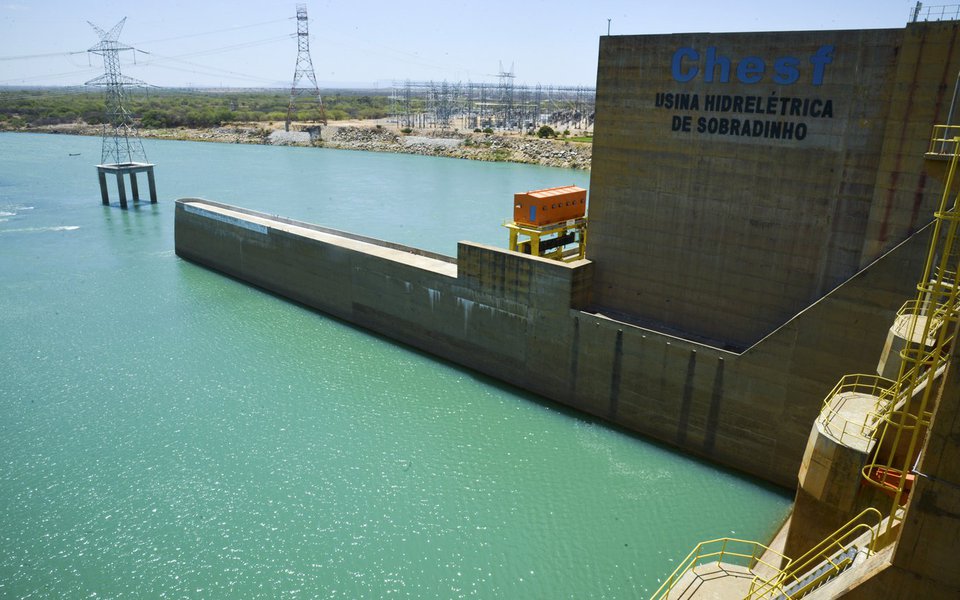 Sobradinho - A Usina Hidrelétrica de Sobradinho tem capacidade total de 1050 megawatts, mas com a falta de água só tem sido possível gerar cerca de 160 megawatts (Marcello Casal Jr/Agência Brasil) (Foto: Charles Nisz) Sobradinho - A Usina Hidrelétrica de Sobradinho tem capacidade total de 1050 megawatts, mas com a falta de água só tem sido possível gerar cerca de 160 megawatts (Marcello Casal Jr/Agência Brasil)