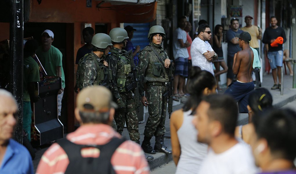 Rio de Janeiro - Operação das forças segurança no combate aos confrontos entre traficantes na Rocinha (Fernando Frazão/Agência Brasil) (Foto: Leonardo Lucena) Rio de Janeiro - Operação das forças segurança no combate aos confrontos entre traficantes na Rocinha (Fernando Frazão/Agência Brasil)