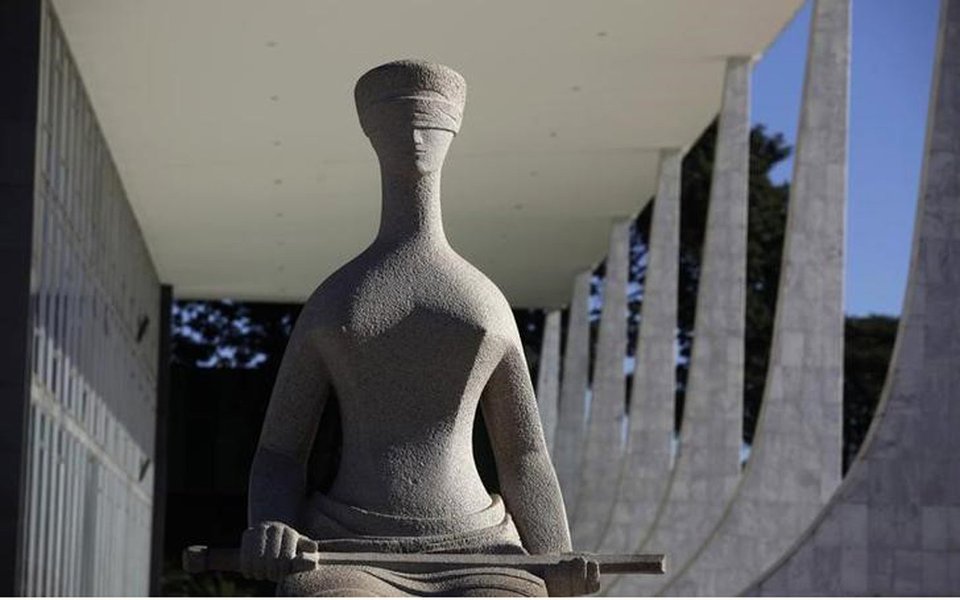 Estátua da Justiça do lado de fora do prédio do Supremo Tribunal Federal em Brasília 07/04/2010 REUTERS/Ricardo Moraes (Foto: Pedro Maciel) Estátua da Justiça do lado de fora do prédio do Supremo Tribunal Federal em Brasília 07/04/2010 REUTERS/Ricardo Moraes