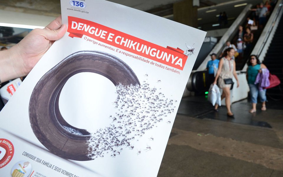 Dia D de Combate à Dengue e Chikungunya - Na rodoviária de Brasília, funcionários da Secretaria de Vigilância Ambiental distribuem folhetos educativos no Dia D de Combate à Dengue e Chikungunya (Elza Fiuza/Agência Brasil) (Foto: Leonardo Lucena) Dia D de Combate à Dengue e Chikungunya - Na rodoviária de Brasília, funcionários da Secretaria de Vigilância Ambiental distribuem folhetos educativos no Dia D de Combate à Dengue e Chikungunya (Elza Fiuza/Agência Brasil)
