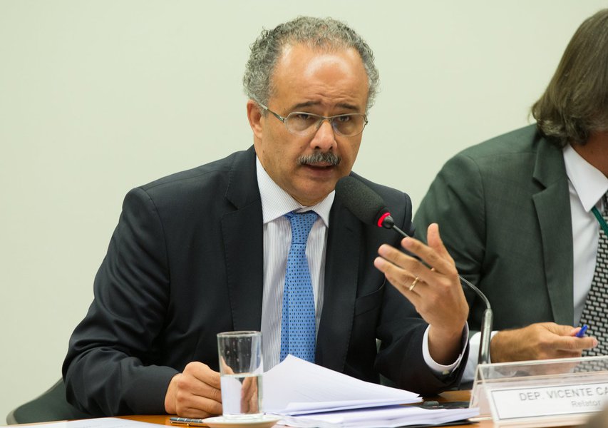 04/04/2017- Brasília- DF, Brasil- Deputado, Vicente Candido lendo seu relatório da reforma política. Foto Lula Marques/AGPT (Foto: Gisele Federicce) 04/04/2017- Brasília- DF, Brasil- Deputado, Vicente Candido lendo seu relatório da reforma política. Foto Lula Marques/AGPT