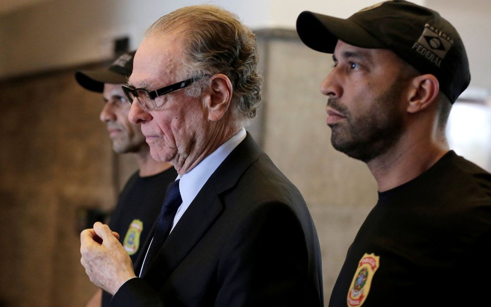 Presidente do Comitê Olímpico do Brasil (COB), Carlos Arthur Nuzman, deixa sede da Polícia Federal, no Rio de Janeiro 05/10/2017 REUTERS/Bruno Kelly (Foto: Paulo Emílio) Presidente do Comitê Olímpico do Brasil (COB), Carlos Arthur Nuzman, deixa sede da Polícia Federal, no Rio de Janeiro 05/10/2017 REUTERS/Bruno Kelly