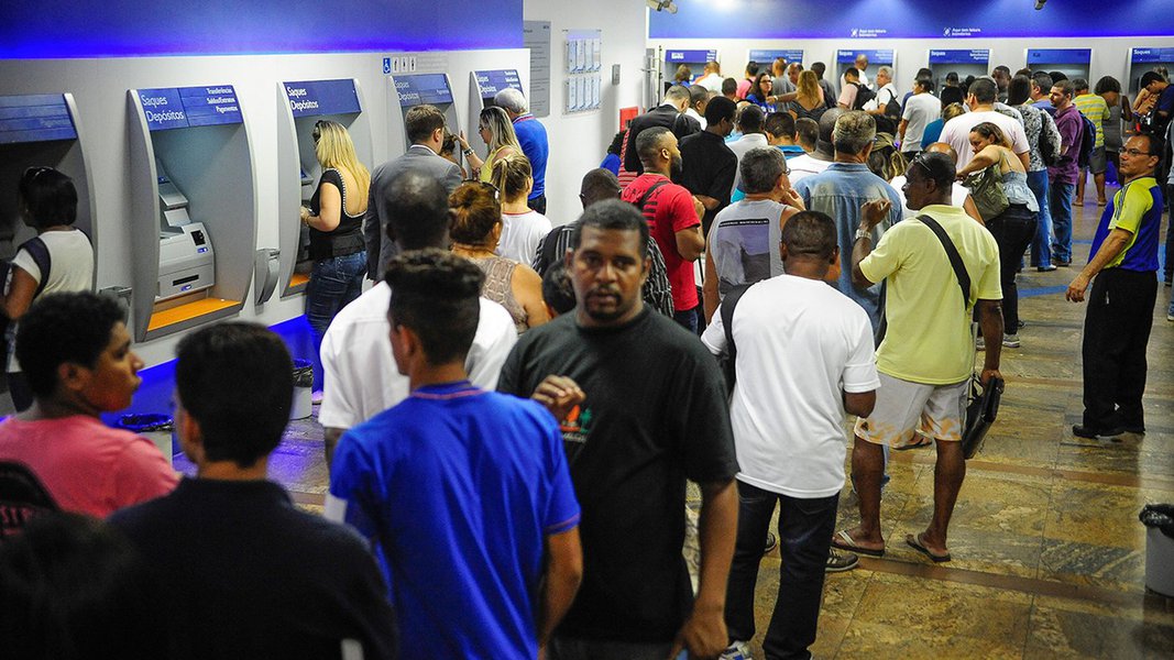 Rio de Janeiro - As agências da Caixa Econômica Federal antecipam em duas horas o atendimento aos clientes devido aos saques das contas inativas do Fundo de Garantia do Tempo de Serviço (Tomaz Silva/Agência Brasil) (Foto: Gisele Federicce) Rio de Janeiro - As agências da Caixa Econômica Federal antecipam em duas horas o atendimento aos clientes devido aos saques das contas inativas do Fundo de Garantia do Tempo de Serviço (Tomaz Silva/Agência Brasil)
