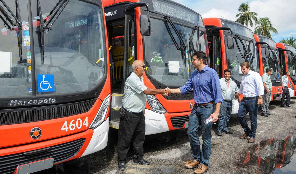 Prefeito Rui Palmeira entrega novos ônibus. Foto:Marco Antônio/Secom Maceió (Foto: Voney Malta) Prefeito Rui Palmeira entrega novos ônibus. Foto:Marco Antônio/Secom Maceió
