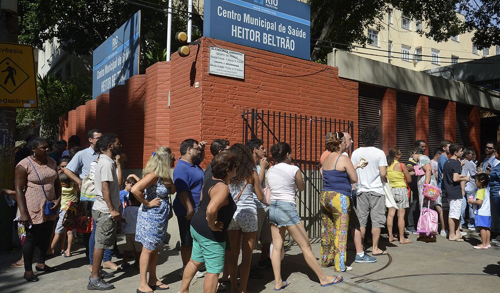 Rio de Janeiro - Postos de saúde do Rio de Janeiro têm longas filas em busca da vacinação contra a febre amarela. (Tomaz Silva/Agência Brasil) (Foto: Paulo Emílio) Rio de Janeiro - Postos de saúde do Rio de Janeiro têm longas filas em busca da vacinação contra a febre amarela. (Tomaz Silva/Agência Brasil)
