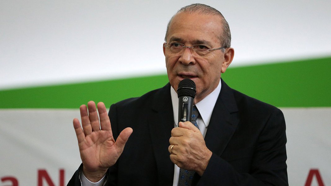 Brasília - O ministro da Casa Civil, Eliseu Padilha, participa da reunião dos Grupos de Trabalho (GT) do Conselho de Desenvolvimento Econômico e Social (CDES) na sede da Escola Nacional de Administração Pública (Enap) (José Cruz/Agência Brasil) (Foto: Aquiles Lins) Brasília - O ministro da Casa Civil, Eliseu Padilha, participa da reunião dos Grupos de Trabalho (GT) do Conselho de Desenvolvimento Econômico e Social (CDES) na sede da Escola Nacional de Administração Pública (Enap) (José Cruz/Agência Brasil)