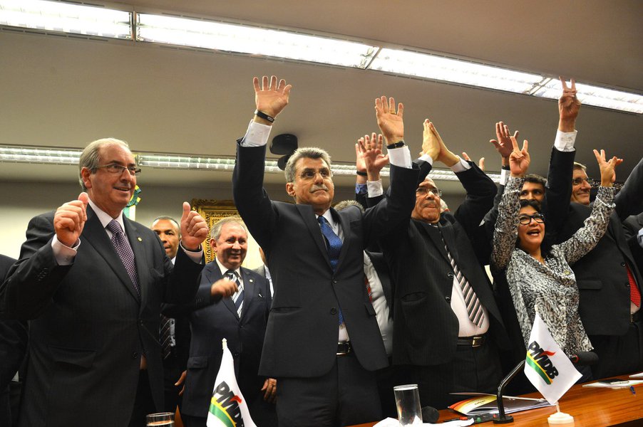 Brasília - Em reunião na Câmara dos Deputados, o Diretório Nacional do PMDB decidiu hoje (29) deixar a base aliada do governo da presidenta Dilma Rousseff (Fabio Rodrigues Pozzebom/Agência Brasil) (Foto: Gisele Federicce) Brasília - Em reunião na Câmara dos Deputados, o Diretório Nacional do PMDB decidiu hoje (29) deixar a base aliada do governo da presidenta Dilma Rousseff (Fabio Rodrigues Pozzebom/Agência Brasil)
