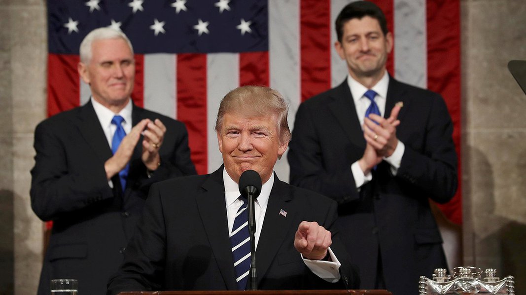 US Vice President Mike Pence (L) and Speaker of the House Paul Ryan (R) applaud as US President Donald J. Trump (C) arrives to deliver his first address to a joint session of Congress from the floor of the House of Representatives in (Foto: Aquiles Lins) US Vice President Mike Pence (L) and Speaker of the House Paul Ryan (R) applaud as US President Donald J. Trump (C) arrives to deliver his first address to a joint session of Congress from the floor of the House of Representatives in