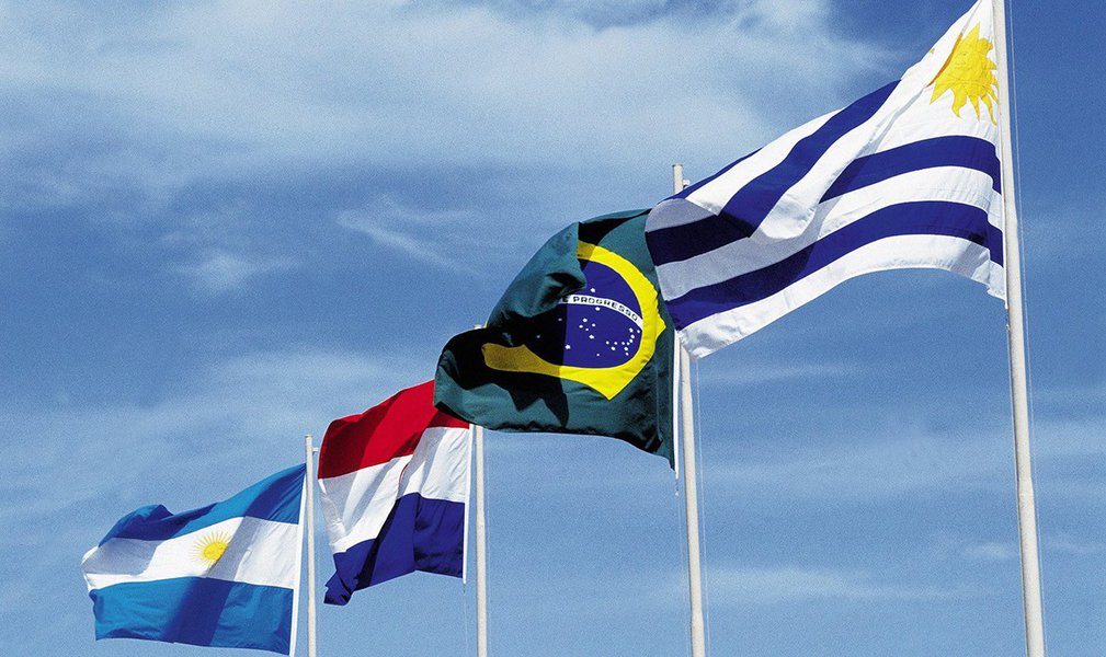 Bandeiras do Brasil, Argentina, Paraguai e Uruguai, durante a primeira reuni„o do Mercosul. (Foto: Giuliana Miranda) Bandeiras do Brasil, Argentina, Paraguai e Uruguai, durante a primeira reuni„o do Mercosul.