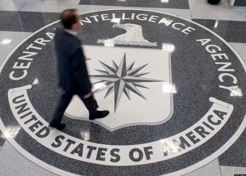 A man crosses the Central Intelligence Agency (CIA) logo in the lobby of CIA Headquarters in Langley, Virginia, on August 14, 2008. AFP PHOTO/SAUL LOEB (Photo credit should read SAUL LOEB/AFP/Getty Images) (Foto: Gisele Federicce) A man crosses the Central Intelligence Agency (CIA) logo in the lobby of CIA Headquarters in Langley, Virginia, on August 14, 2008. AFP PHOTO/SAUL LOEB (Photo credit should read SAUL LOEB/AFP/Getty Images)