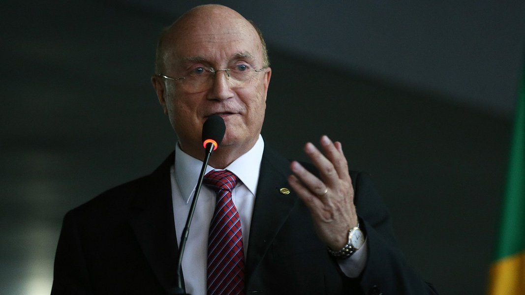 Brasília - Novo ministro da Justiça e Segurança Pública, Osmar Serraglio, discursa na solenidade de transmissão de cargo no ministério (Fabio Rodrigues Pozzebom/Agência Brasil) (Foto: Altamiro Borges) Brasília - Novo ministro da Justiça e Segurança Pública, Osmar Serraglio, discursa na solenidade de transmissão de cargo no ministério (Fabio Rodrigues Pozzebom/Agência Brasil)