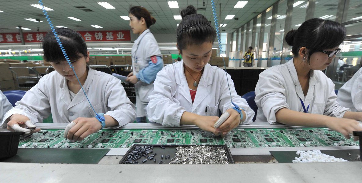 Chinese workers assembling circuit boards at a factory in Mianyang, southwest China's Sichuan province on April 30, 2012. China's manufacturing activity rose in April to a 13-month high, o (Foto: Giuliana Miranda) Chinese workers assembling circuit boards at a factory in Mianyang, southwest China's Sichuan province on April 30, 2012. China's manufacturing activity rose in April to a 13-month high, o