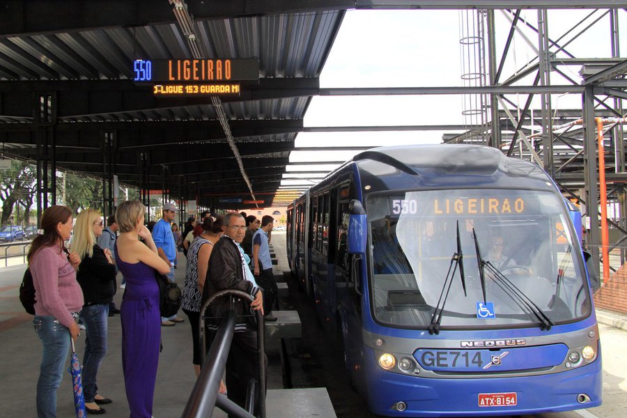 A tarifa do transporte coletivo de Curitiba e municípios integrados será de R$ 2,85 a partir de zero hora de quinta-feira da semana que vem (dia 14). Foto: Valdecir Galor/SMCS(arquivo) (Foto: Leonardo Lucena) A tarifa do transporte coletivo de Curitiba e municípios integrados será de R$ 2,85 a partir de zero hora de quinta-feira da semana que vem (dia 14). Foto: Valdecir Galor/SMCS(arquivo)