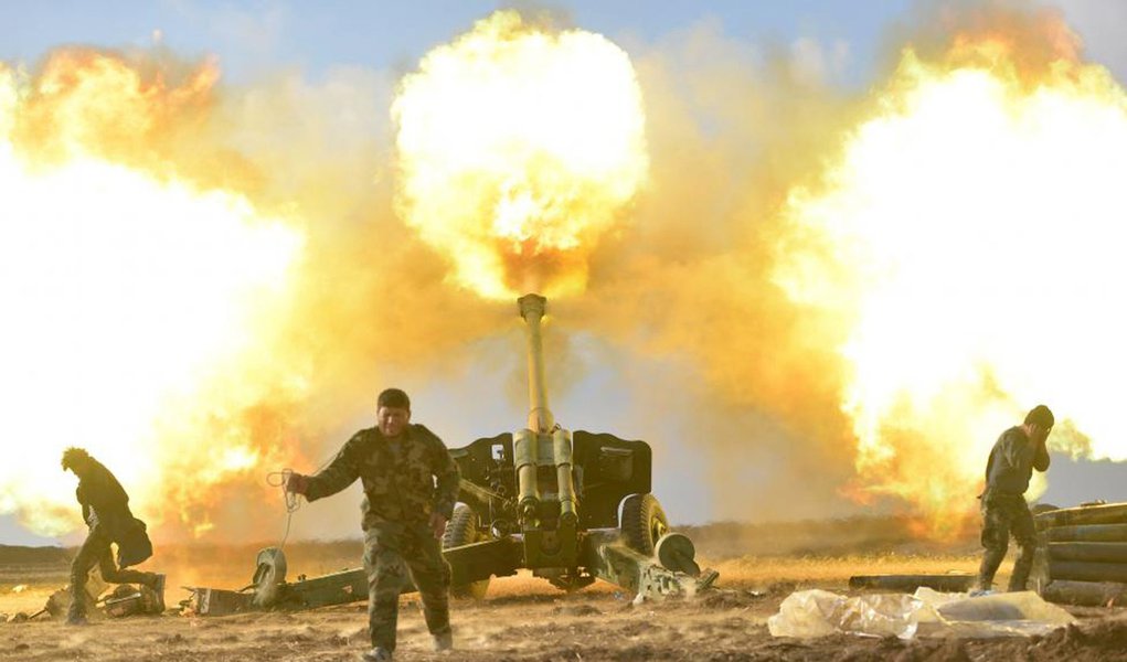 Members of Hashid Shaabi or Popular Mobilization Forces (PMF) fire towards Islamic State militant positions in west of Mosul. REUTERS/Stringer (Foto: Valter Lima) Members of Hashid Shaabi or Popular Mobilization Forces (PMF) fire towards Islamic State militant positions in west of Mosul. REUTERS/Stringer