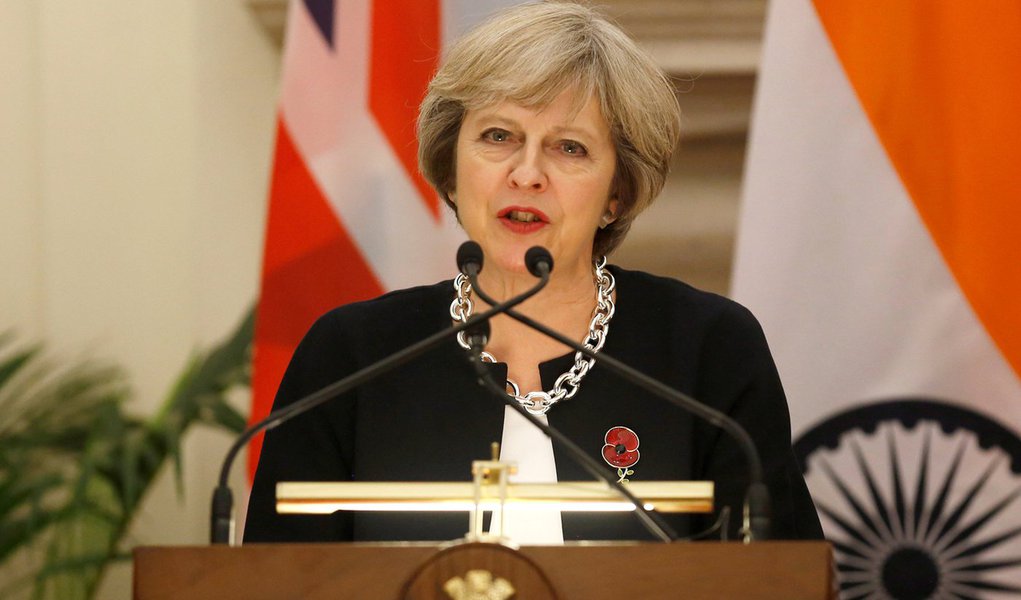 Britain's Prime Minister Theresa May (L) reads a joint statement with her Indian counterpart Narendra Modi (unseen) at Hyderabad House in New Delhi, India, November 7, 2016. REUTERS/Adnan Abidi (Foto: Paulo Emílio) Britain's Prime Minister Theresa May (L) reads a joint statement with her Indian counterpart Narendra Modi (unseen) at Hyderabad House in New Delhi, India, November 7, 2016. REUTERS/Adnan Abidi