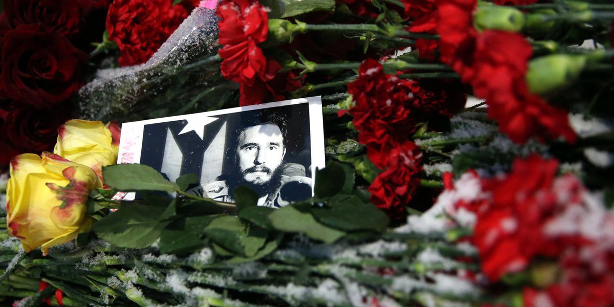 MOSCOW, RUSSIA - NOVEMBER 26, 2016: Flowers at the Cuban Embassy in Moscow in memory of Cuba's revolutionary leader and former president Fidel Castro. (Foto: Giuliana Miranda) MOSCOW, RUSSIA - NOVEMBER 26, 2016: Flowers at the Cuban Embassy in Moscow in memory of Cuba's revolutionary leader and former president Fidel Castro.